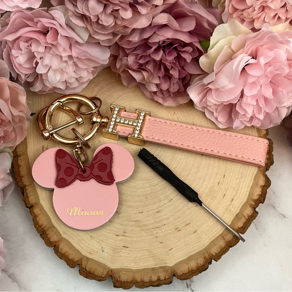 Gorgeous Pink Leather Minnie Mouse with Wrist Strap Key Fob Keychain - Picture 13 of 16